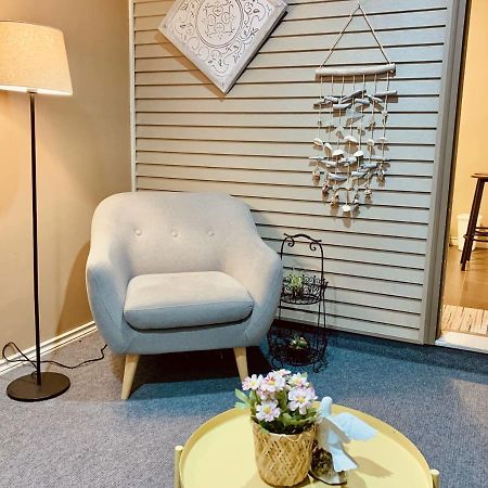 Scorpio House Langley Room B Bagian luar foto