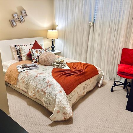 Scorpio House Langley Room B Bagian luar foto