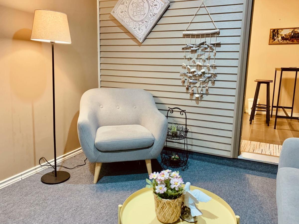 Scorpio House Langley Room B Bagian luar foto