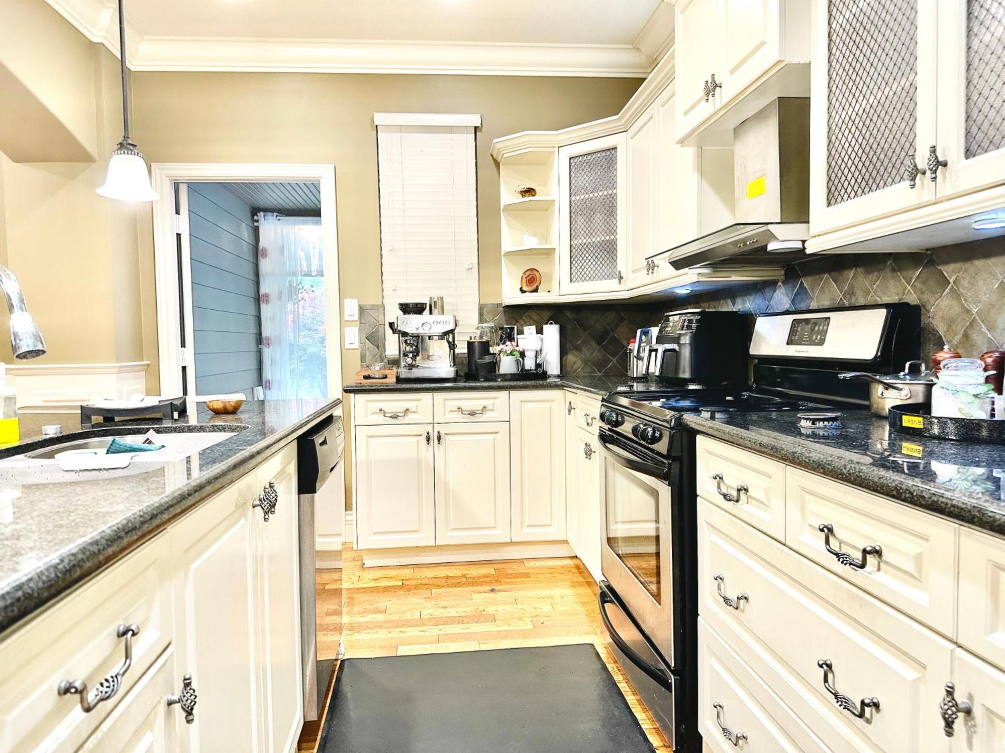 Scorpio House Langley Room B Bagian luar foto