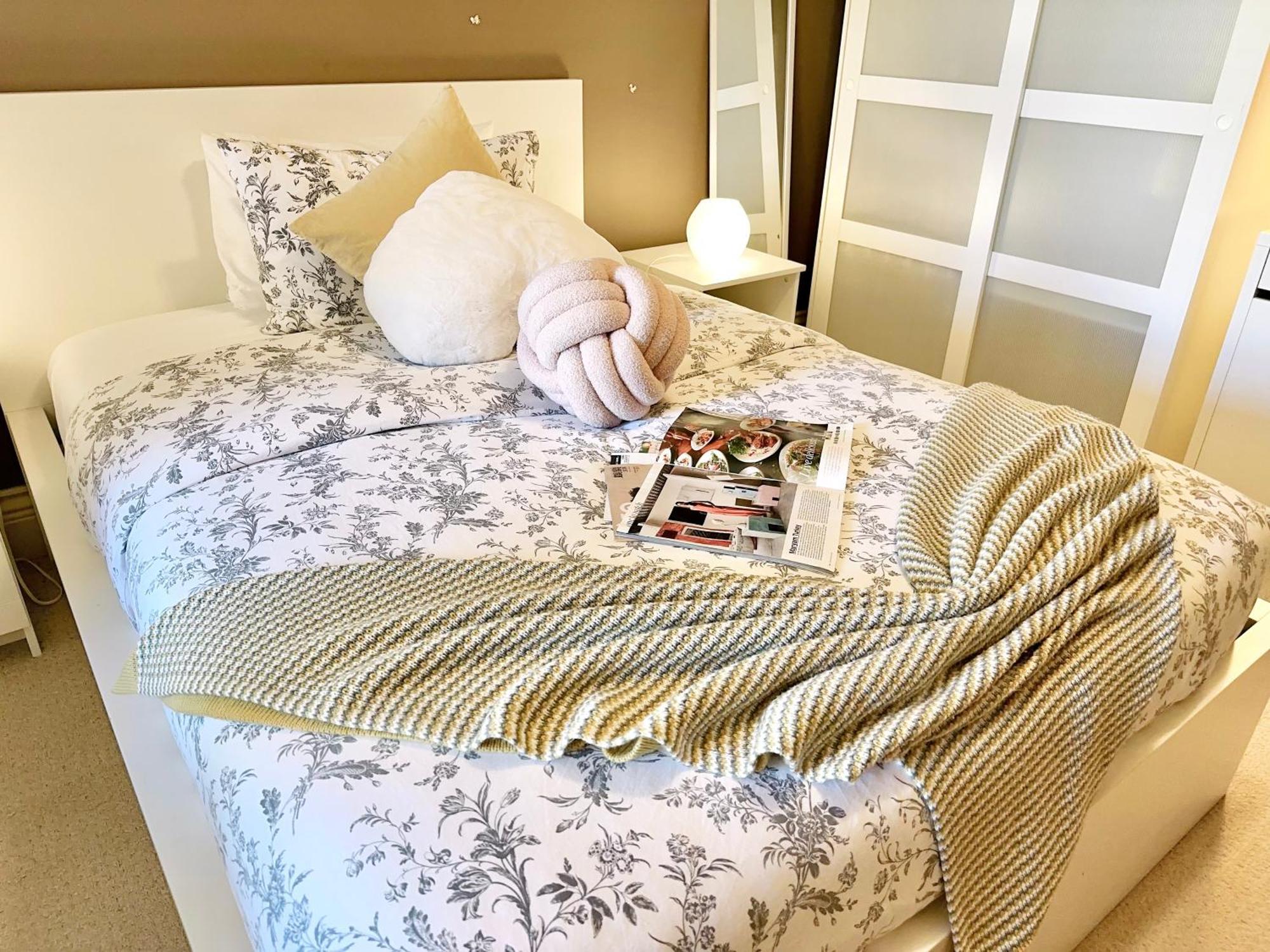 Scorpio House Langley Room B Bagian luar foto